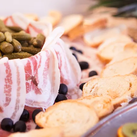 Club Esse 2000 ホテル ピーラ