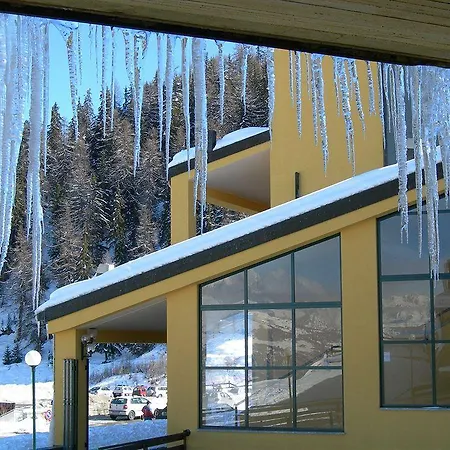 Club Esse 2000 ホテル ピーラ